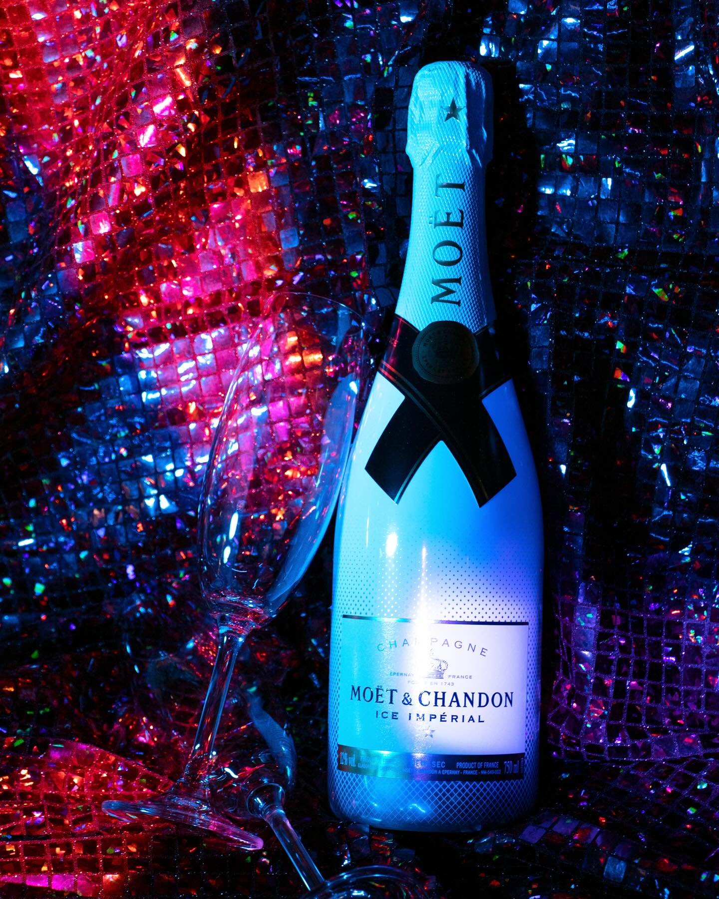 Champagne service at Darling Cabaret Prague